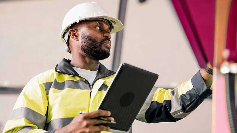 Bring the largest and fastest 5G network to your construction site to stay connected.
